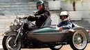 Presiden Soeharto dan Menteri Riset dan Teknologi BJ Habibie mengendarai Harley Davidson di halaman belakang Istana Merdeka, Jakarta pada 01 September 1996. (Photo by AGUS LOLONG / AFP)