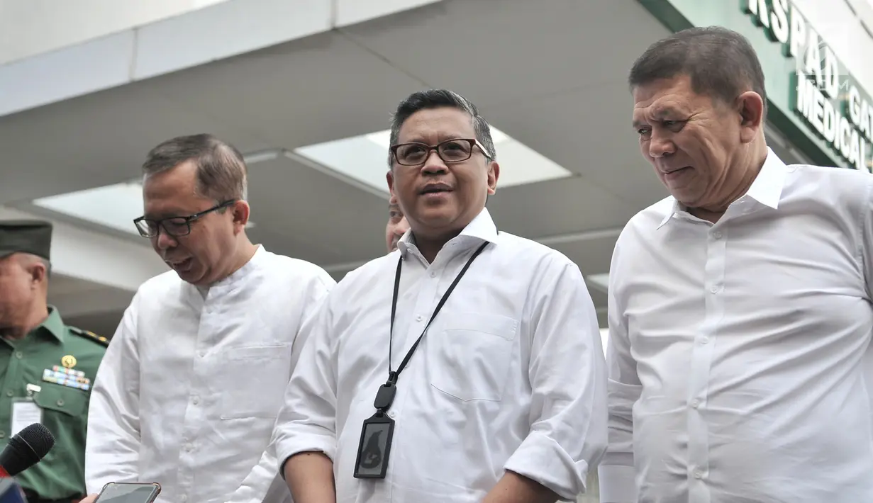 Sekjen PDIP Hasto Kristiyanto dan sejumlah sekjen partai pendukung memberi keterangan saat mendampingi bakal capres-cawapres Joko Widodo atau Jokowi-Ma'ruf Amin tes kesehatan di RSPAD Gatot Subroto, Jakarta, Minggu (12/8). (Merdeka.com/Iqbal Nugroho)