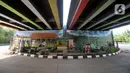 Petugas PPSU Kelurahan Joglo menyelesaikan pembangunan Taman Betawi di kolong Tol JORR W-2 Joglo, Jakarta Barat, Minggu (17/11/2019). Lahan kosong di kolong tol tersebut disulap menjadi taman bernuansa Betawi dilengkapi saung, musala, arena bermain serta hiasan mural 3D. (merdeka.com/Iqbal Nugroho)
