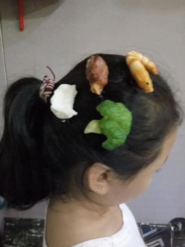 6 Jepitan Rambut Cewek Paling Absurd, Enggak Habis Pikir