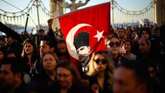 Orang-orang mengheningkan cipta untuk memperingati 84 tahun kematian bapak pendiri Turki Mustafa Kemal Ataturk di Istana Dolmabahce, Istanbul, Turki, 10 November 2022. Mustafa Kemal Ataturk yang lahir pada 19 Mei 1881 dan meninggal pada 10 November 1938 merupakan pendiri dan presiden pertama Republik Turki. (AP Photo/Francisco Seco)