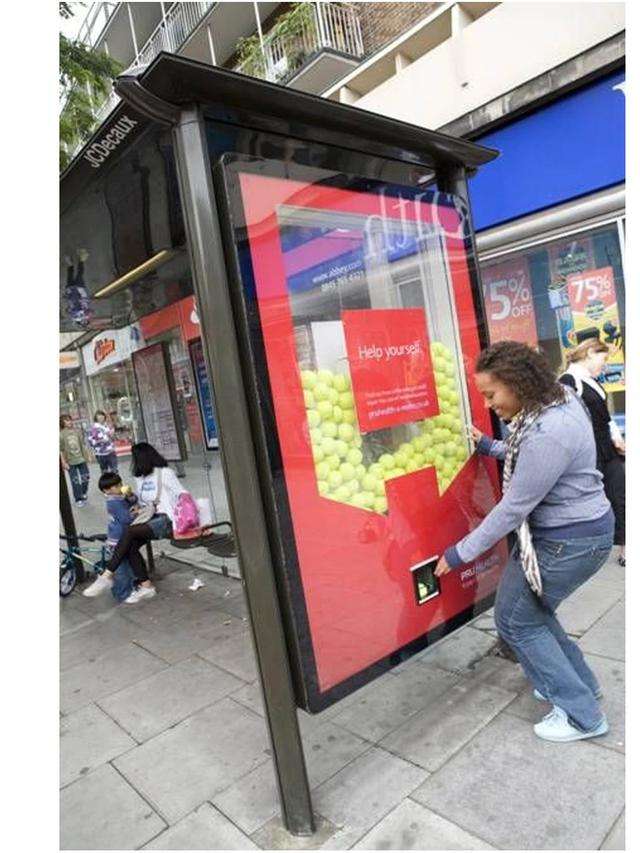 6 Potret Desain Perkotaan yang Bikin Orang Betah Menunggu Bus di Halte