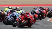 Pembalap Ducati, Marc Marquez, memimpin balapan pada sesi Race MotoGP Aragon 2025, Minggu (8/6/2025). (LLUIS GENE / AFP)
