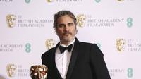 Joaquin Phoenix meraih Piala BAFTA pertama lewat film Joker, di London, Inggris, Minggu (2/2/2020) malam. (Foto: Dok. Joel C Ryan/Invision/AP)