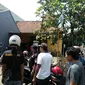 Sekelompok Orang berbaju hitam dan bertuliskan Damboribo menyerbu dan menjemput paksa pegiat FMN Purwokerto, Selasa siang (1/10/2019). (Foto: Liputan6.com/FMN Purwokerto/Muhamad Ridlo)