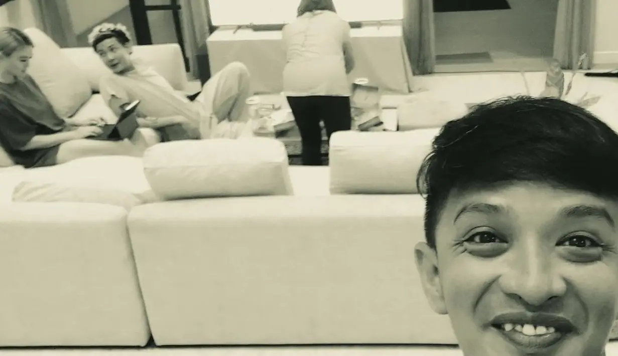 "Soup buntut, ngopi, ngobrol, Martabak, ngopi, ngobrol," tulis ezayayang. Dalam potret tersebut, Agnez bersama dengan Adam Rosyadi. Sedangkan Eza bersama istri dan anaknya. [Instagram/ezayayang]