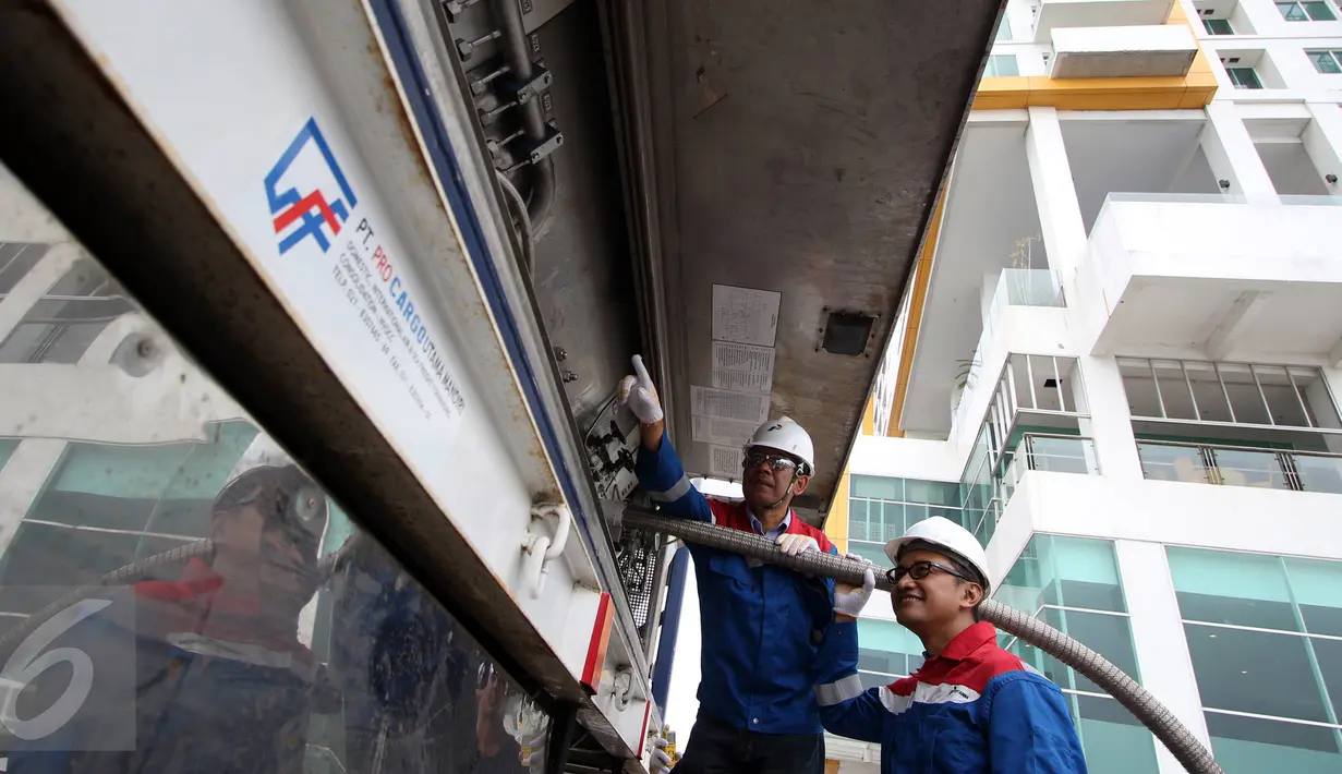 Petugas mengecek alat LNG di salah satu pusat perbelanjaan di Balikpapan, Kalimantan Timur, (27/10/2015). Gas sangat cocok untuk tempat komersial seperti mal, karena ramah lingkungan dan tidak menimbulkan polusi.. (Liputan6.com/Immanuel Antonius)