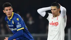 Striker Juventus, Cristiano Ronaldo, tampak kecewa usai gagal mencetak gol ke gawang Hellas Verona pada laga Serie A di Stadion Marc'Antonio Bentegodi, Sabtu (8/2/2020). Juventus kalah 1-2 dari Hellas Verona. (AFP/Marco Bertorello)