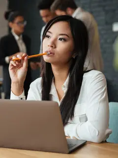 Ilustrasi wanita sedang melamun di tempat kerja. / Freepik by drobotdean