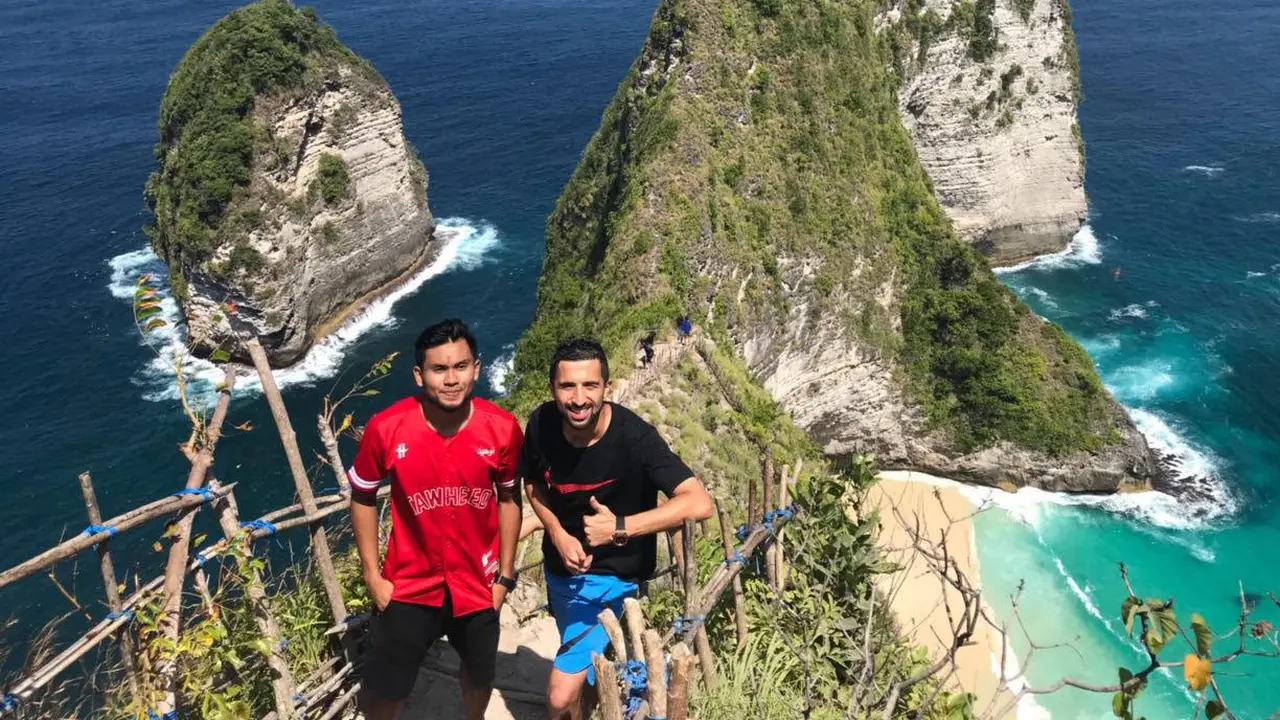 Ichsan Kurniawan dan Manuchekhr Dzhalilov