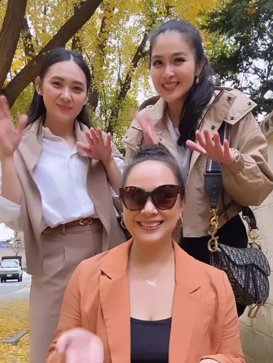 Ketiga bestie ini pun tampil kompak dengan busana bernuansa earthtone. Sandra Dewi terlihat mengenakan jaket beige crop top. [@sandradewi88]