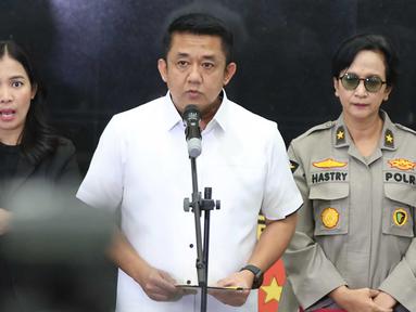Kasubdit I Direktorat Tindak Pidana Siber (Dittipidsiber) Bareskrim Polri Kombes Rizki Agung Prakoso (tengah) memberi keterangan terkait hasil tes DNA mantan Gubernur Jawa Barat Ridwan Kamil (RK) dengan anak dari Lisa Mariana berinisial CA di Gedung Bareskrim Polri, Jakarta, Rabu (20/8/2025). (KapanLagi.com/Budy Santoso)