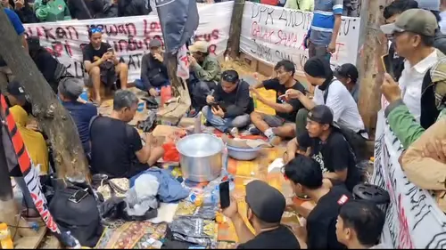 _Sehari Menjelang Aksi Demo, Begini Akvitias Botok di Depan Gedung DPR