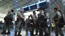 Polisi anti huru-hara berjaga di stasiun pusat ekspres bandara di pusat kota Hong Kong, Sabtu (7/9/2019). Kepolisian Hong Kong membatasi layanan transportasi bandara dan stasiun kereta pada Sabtu, 7 September 2019 menyusul rencana adanya unjuk rasa pekan kedua. (AP Photo/Vincent Yu)