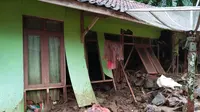 Beberapa rumah warga di desa Makermulya, Kecamatan Talegong, Garut, Jawa Barat rusak parah tertimpa material longsor. (Liputan6.com/Jayadi Supriadin)