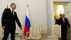Presiden Rusia, Vladimir Putin (kiri) menyambut kedatangan Presiden Turki, Tayyip Erdogan saat menggelar pertemuan di St. Petersburg, Rusia, (9/8). Pertemuan ini digelar untuk menata ulang hubungan kedua negara. (REUTERS/Sergei Karpukhin)