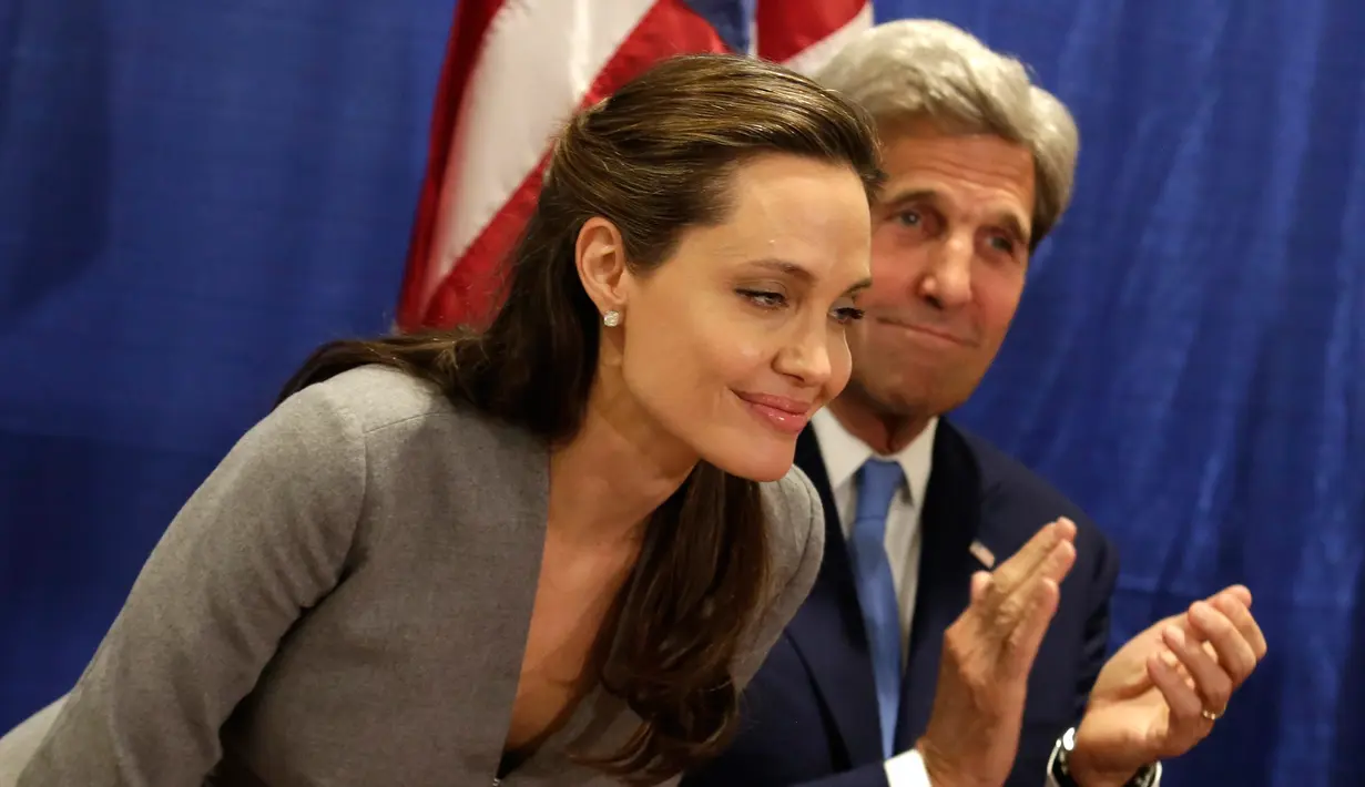 Aktris Angelina Jolie (kiri) saat menghadiri acara buka puasa lintas agama di  All Dulles, Area Muslim Society, Virginia, AS, (20/6). Angelina Jolie merupakan duta khusus PBB untuk Pengungsi ( UNHCR ). (YURI GRIPAS / AFP)