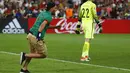 Suporter Portugal berlari memasuki lapangan mengejar Ronaldo saat Portugal melawan Polandia pada perempat final Piala Eropa 2016 di Stade Velodrome, Marseille, (1/7/2016) dini hari WIB. (REUTERS/Kai Pfaffenbach)