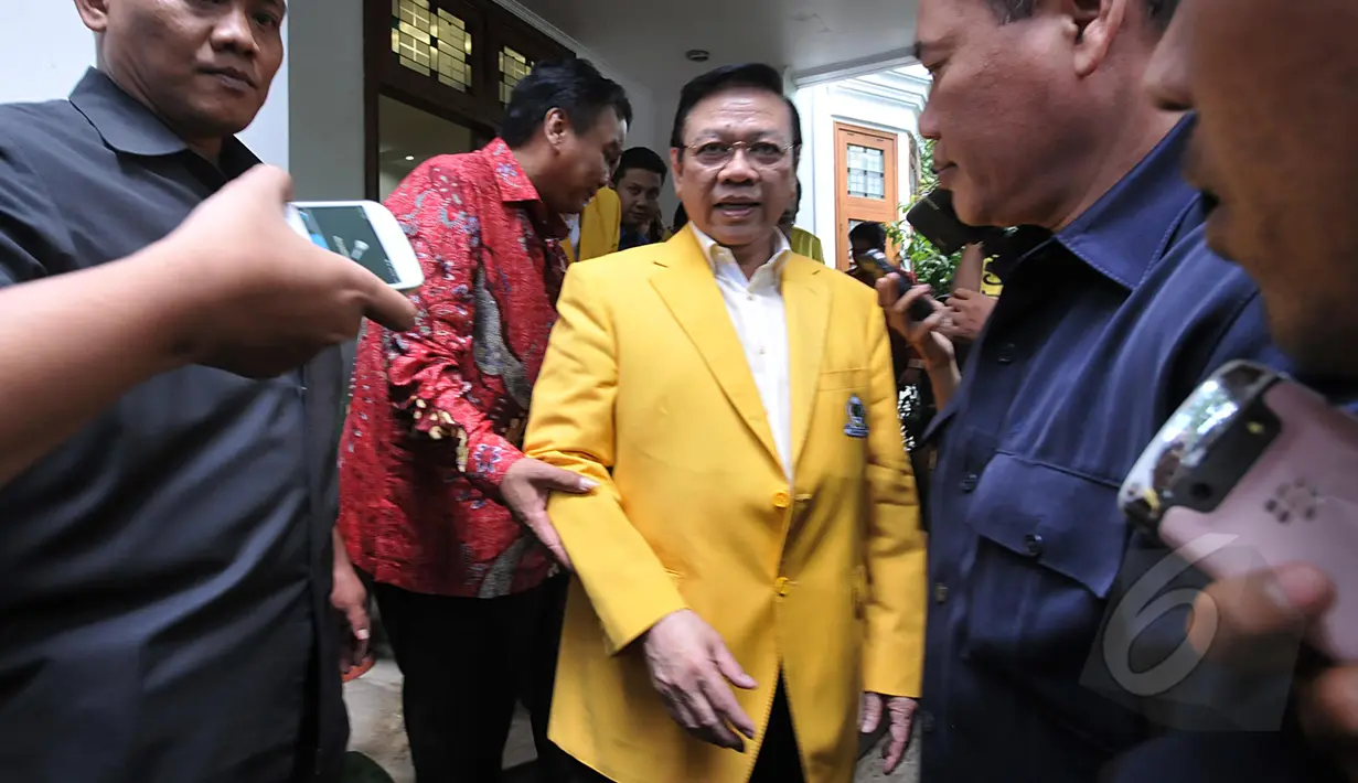 Agung Laksono usai bertemu Megawati Soekarnoputri, Menteng, Jakarta, Senin (16/3/2015). Pertemuan ini adalah rangkaian safari politik Golkar Munas Ancol ke partai-partai pendukung pemerintah (Liputan6.com/Johan Tallo)