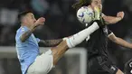Gelandang Juventus Adrien Rabiot melompat untuk mengejar bola bersama gelandang Lazio Matias Vecino dalam duel leg kedua semifinal Coppa Italia 2023/2024 di Olimpico, Rabu (24/2/2024). (Alfredo Falcone/LaPresse via AP)