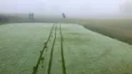 Para pegolf bermain dalam kabut tebal di Lapangan Golf Russley di Christchurch, Selandia Baru, Sabtu (25/5/2019). Beberapa penerbangan di Bandara Christchurch ditunda atau dibatalkan karena kabut tebal menyelimuti kota tersebut. (AP Photo/Mark Baker)