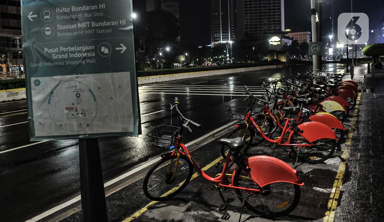 Deretan sepeda terparkir di sekitar Bundara HI, Jalan MH Thamrin, Jakarta, Kamis (31/12/2020). Kawasan Jalan MH Thamrin-Sudirman ditutup pada malam Tahun Baru untuk mencegah kerumunan warga sekaligus memutus penyebaran COVID-19. (merdeka.com/Iqbal S. Nugroho)