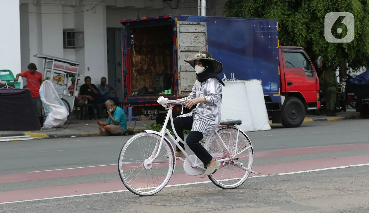 Pengunjung mengendarai sepeda di sekitaran Jalan Kali Besar Barat kawasan Kota Tua, Jakarta, Minggu (19/9/2021). Meski Jakarta masih dalam masa PPKM level 3, kawasan ini mulai ramai dikunjungi warga untuk berwisata atau sekedar berfoto. (Liputan6.com/Helmi Fithriansyah)