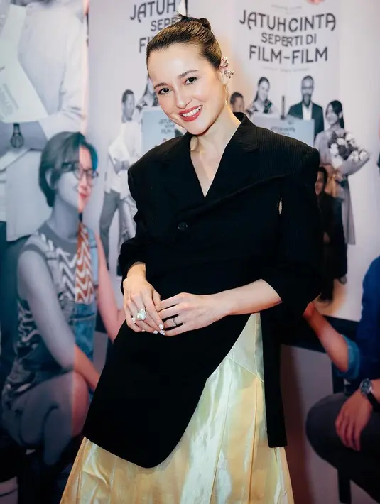 <p>MUA Ryan Ogilvy pun memoles wajah Julie tampak natural namun fresh dengan mengaplikasikan lipstik pink glossy serta blush on pink tipis. [@julstelle]</p>