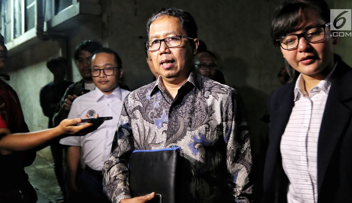 Plt Ketua Umum PSSI Joko Driyono didampingi Sekjend PSSI Ratu Tisha memberi keterangan pers usai diperiksa di Mapolda Metro Jaya, Jakarta, Kamis (24/1). Joko Driyono diperiksa terkait kasus dugaan pengaturan skor sepakbola. (Liputan6.com/Johan Tallo)