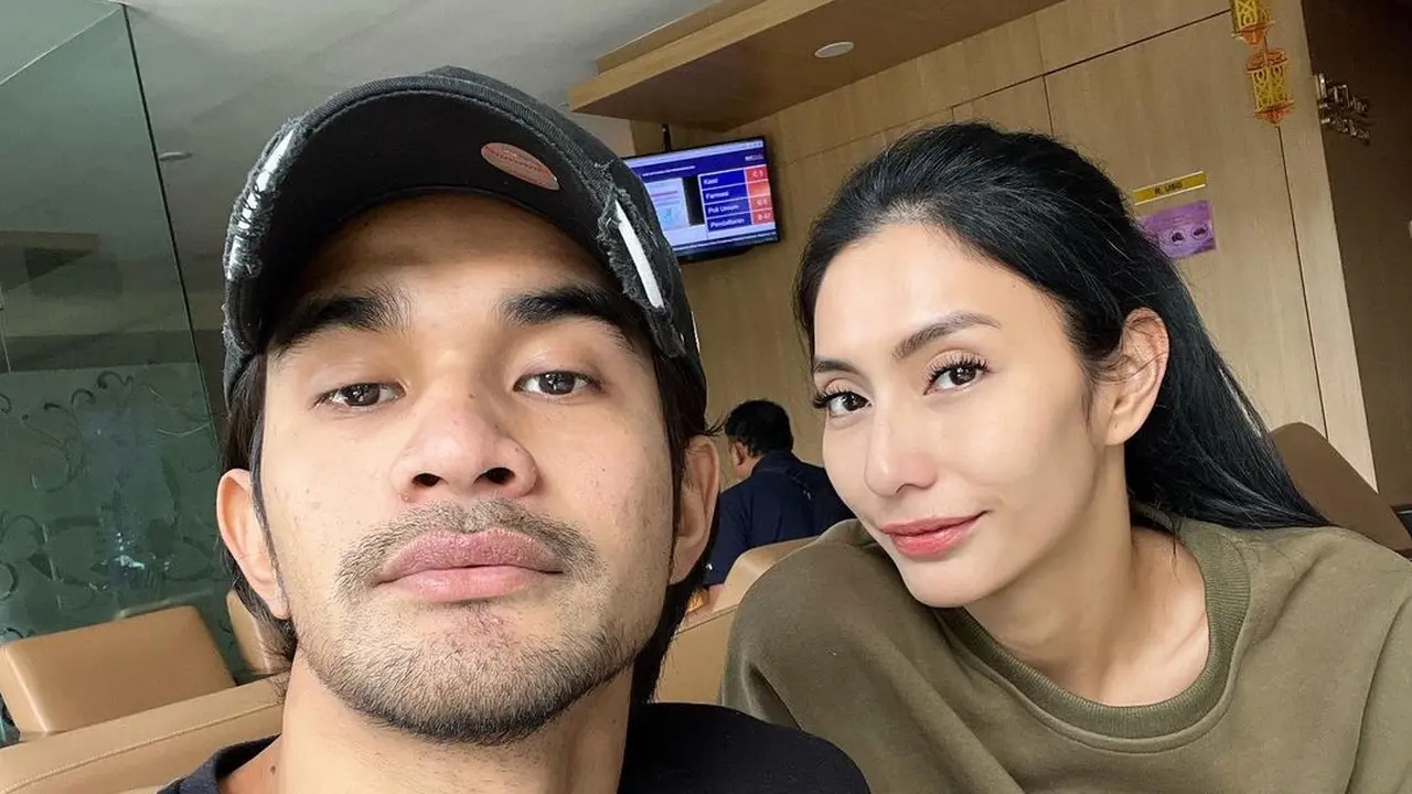 6 Potret Tengku Tezi Temani Tyas Mirasih Rawat Ibunda di RS Sebelum Meninggal