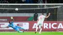 Penalti penentu Mali dicetak El Bilal Toure, setelah eksekutor Tunisia Ali Abdi gagal menjalankan tugasnya dengan menembak bola melambung di atas mistar. (AP Photo/Themba Hadebe)
