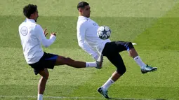 Bek Brasil Paris Saint-Germain (PSG), Marquinhos (kiri) berebut bola dengan Achraf Hakimi selama sesi latihan di Campus Paris Saint-Germain di Poissy, di barat Paris, pada 16 September 2025. (FRANCK FIFE/AFP)