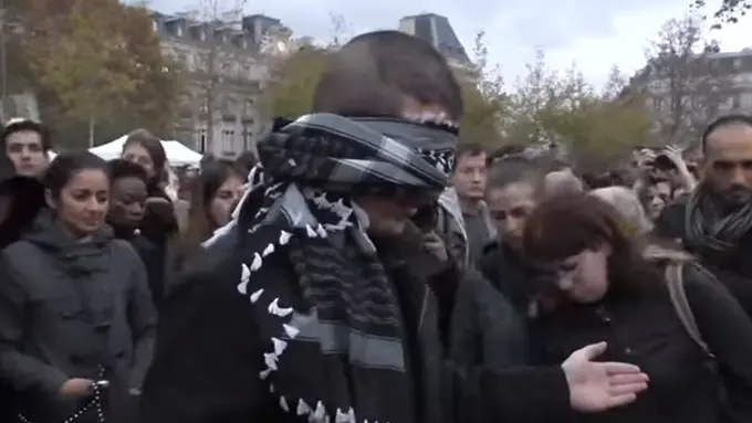 Terkait Bom Paris, Laki-laki Muslim Kirimkan Pesan Penuh Makna