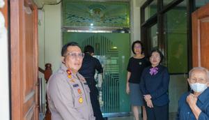 Pengamanan prosesi ibadah Jumat Agung. (Antara)