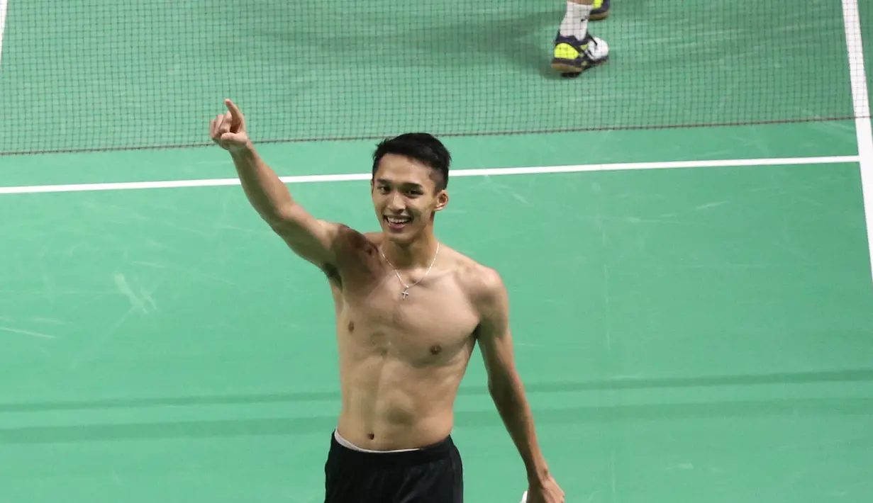 Tunggal putra Indonesia, Jonatan Christie merayakan kemenangan atas pemain Chinese Taipei, Chou Tienchen di final bulutangkis perseorangan Asian Games 2018, Istora GBK, Jakarta, Selasa (28/8). Jonatan Christie unggul 2-1. (Liputan6.com/Helmi Fithriansyah