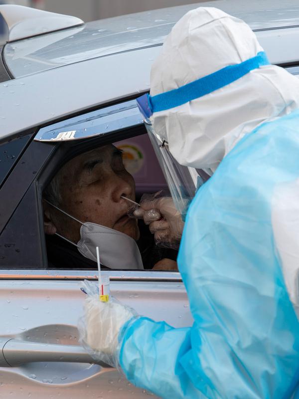 Seorang pekerja medis Rumah Sakit Universitas Yeungnam melakukan pemeriksaan kesehatan di klinik drive-through atau tanpa turun dari kendaraan di Daegu, Korea Selatan, Rabu (4/3/2020). Dua kematian akibat virus corona (COVID-19) kembali dilaporkan di Korea Selatan. (Xinhua/Lee Sang-ho)