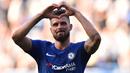 Striker Chelsea, Olivier Giroud, merayakan gol yang dicetaknya ke gawang Liverpool pada laga Premier League di Stadion Stamford Bridge, London, Minggu (6/5/2018). Chelsea menang 1-0 atas Liverpool. (AFP/Glyn Kirk)