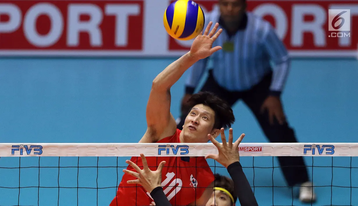 Pemain Timnas voli putra Korea, Moon Sungmin melakukan smes saat melawan Jepang pada Kejuaraan Voli Asia 2017 di GOR Tri Dharma, Gresik, Rabu (26/7). Korea unggul 3-2. (Liputan6.com/Helmi Fithriansyah)