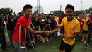 Alfin Tuasalamony menyerahkan piala kepada Tony Sucipto yang mewakili tim Specs yang menjadi juara Trofeo Charity Match. (Bola.com/Arief Bagus)