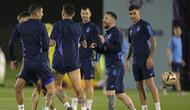 Penyerang Argentina, Lionel Messi (kedua Kanan) memberi isyarat di sebelah bek Cristian Romero (Kanan), Nicolas Otamendi (tengah) dan gelandang Angel Di Maria (Kiri) selama sesi latihan di Universitas Qatar di Doha, Senin, 12 Desember 2022. Argentina dan Kroasia bertemu sebanyak lima kali pada laga persahabatan dan Piala Dunia. (AFP/Juan Mabromata)