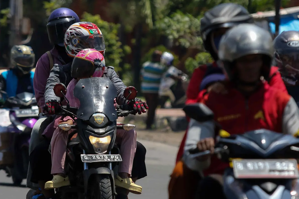 Pemudik Bermotor Lintasi Kawasan Cirebon