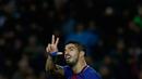Pemain Barcelona, Luis Suarez  berselebrasi setelah mencetak gol ke gawang Deportivo La Coruna pada pertandingan pekan ke-16 La Liga di Stadion Camp Nou, Senin (18/12). Barcelona unggul 4-0 tamunya La Coruna lewat dua gol Suarez. (AP/Manu Fernandez)