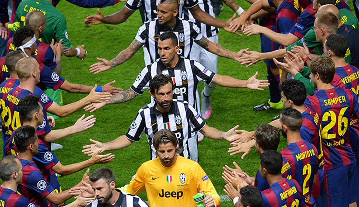 Para pemain Juventus players (tengah) berjabat tangan dengan pemain Barcelona usai final Liga Champions.  (EPA/Thomas Eisenhuth)