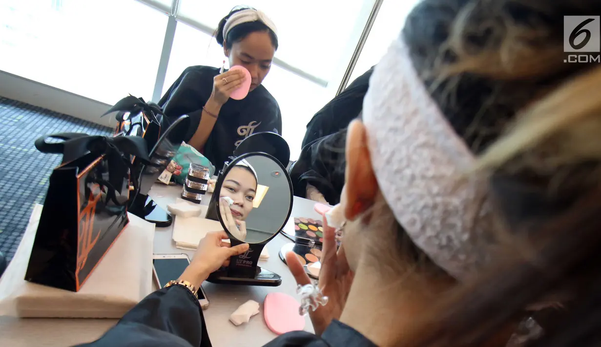 Peserta berias saat mengikuti Lifestyle Meetup kelas beauty workshop di SCTV Tower, Jakarta, Sabtu (12/8). Dalam acara ini sebanyak 30 peserta belajar merias wajahnya untuk hasil selfie yang sempurna. (Liputan6.com/Helmi Afandi)