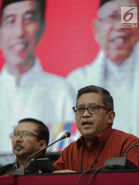Sekjen PDI Perjuangan Hasto Kristiyanto memberi keterangan pers terkait Pemilu 2019 di Jakarta, Rabu (8/5/2019). Hasto menyebutkan bahwa PDI Perjuangan berduka cita atas petugas KPPS yang meninggal dunia selama gelaran Pemilu 2019. (Liputan6.com/Faizal Fanani)