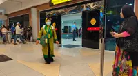 Salah satu penumpang internasional di Bandara Internasional Sultan Mahmud Badaruddin (SMB) II Palembang (Liputan6.com / Nefri Inge)