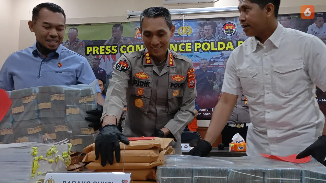 {enam[akam uang nyaris Rp1 miliar hasil korupsi di Polda Banten. (Selasa, 03/10/2023). (Yandhi Deslatama/Liputan6.com).