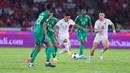 <p>Aksi pemain Timnas Indonesia, Marselino Ferdinan (tiga dari kiri), saat menghadapi Arab Saudi pada Kualifikasi Piala Dunia 2026, di Stadion GBK, Jakarta, Selasa (19/11/2024). (Bola.com/Muhammad Iqbal Ichsan)</p>