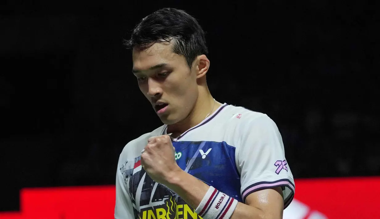 Reaksi tunggal putra Indonesia, Jonatan Christie, setelah mencetak satu poin melawan Panitchaphon Teeraratsakul dari Thailand pada pertandingan semifinal turnamen badminton Indonesia Open 2026 di Istora Gelora Bung Karno, Senayan, Jakarta, Sabtu (6/6/2026). (AP Photo/Achmad Ibrahim)
