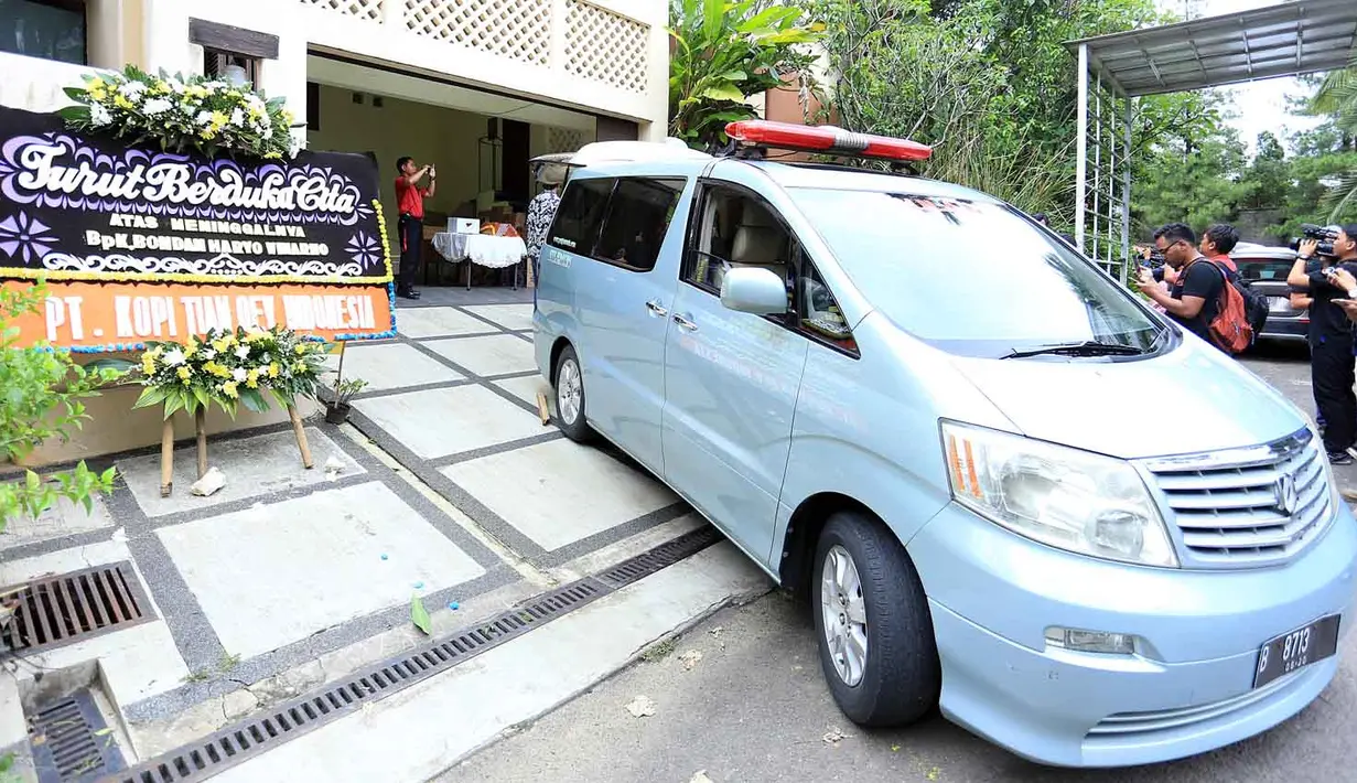 "Beliau nggak dimakamkan, rencana akan dikremasi karena maunya beliau dikremasi. Sementara lagi dirembukkan keluarga. Permintaannya dulu seperti itu, mau dan sepakat dikremasi aja," kata Elisio Raket di rumah duka, Rabu (29/11). (Deki Prayoga/Bintang.com)
